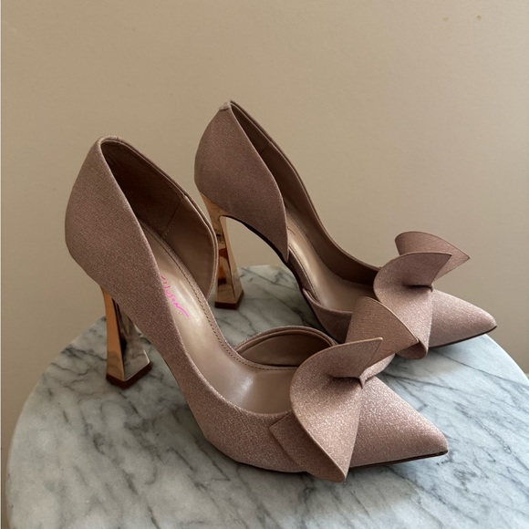 Betsey Johnson Shoes - Betsey Johnson Women’s Nobble Sculpted Bow Pumps Size 10 Champagne Sparkle